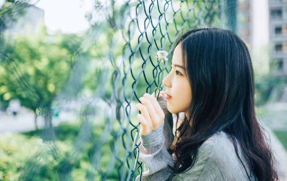 “结阵！”陈到眼见对方悍然动手，只能无奈的迎战，只是陆地上训练有素的军队，此刻在水中，面对敌军的冲击却显得有些混乱不堪，甚至在对方的猛冲撞过来之前，连一个简单的阵型都无法完成。